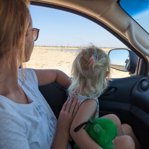 Mutter und Kleinkind auf Selbstfahrer-Safari in Etosha
