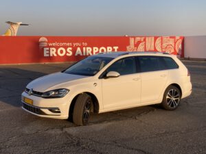 Mietwagen VW Golf von der linken Seiten am Eros Flughafen Windhoek Namibia