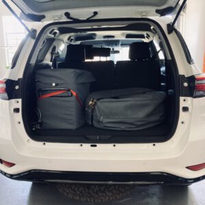 Toyota Fortuner Mietauto Kofferraum mit Ersatzreifen und Kuehlbox